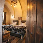 Vintage Cave House Szálloda 3*